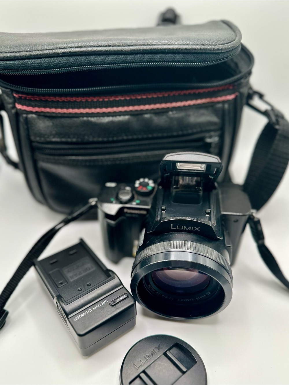 Panasonic Lumix DMC-FZ10 Digital Camera w/ Batterry & Charger & Case